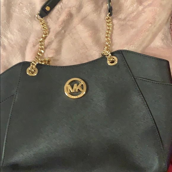 Michael Kors purse. Barely used - Picture 2 of 3